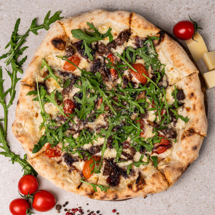 Піца з яловичиною, карамелізованою цибулею та томатами