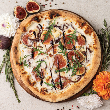 Піца з інжиром, карамелізованою цибулею та сиром гогонзола