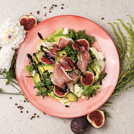 Салат з інжиром, прошуто, авокадо та моцарелою