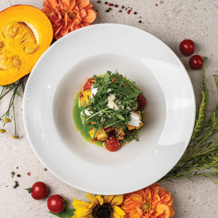 Салат з печеного гарбуза, шевре та томатів конфі