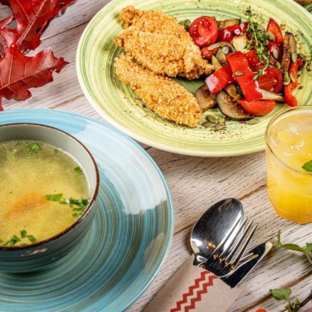 Бульйон + овочеве соте + курячі стріпси