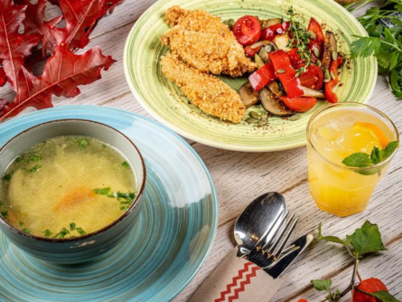 Бульйон + овочеве соте + курячі стріпси