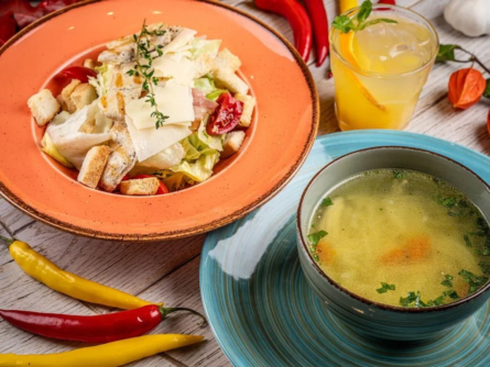 Бульйон + салат Цезар