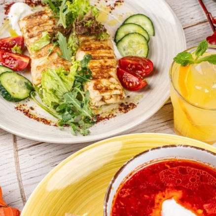 Борщ домашній + млинці з курячим пате