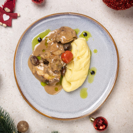 Курка качаторе у винному соусі з оливками каламата та картопляним пюре