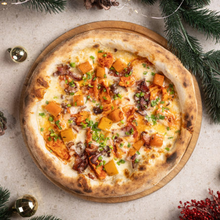 Піца з гострою куркою, печеним гарбузом та беконом