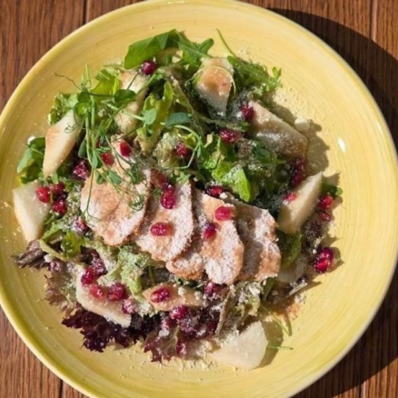 Салат з індичкою, пармезаном та гранатом