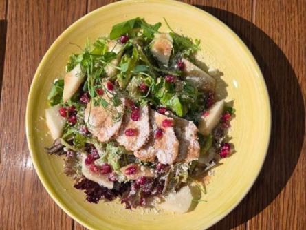 Салат з індичкою, пармезаном та гранатом